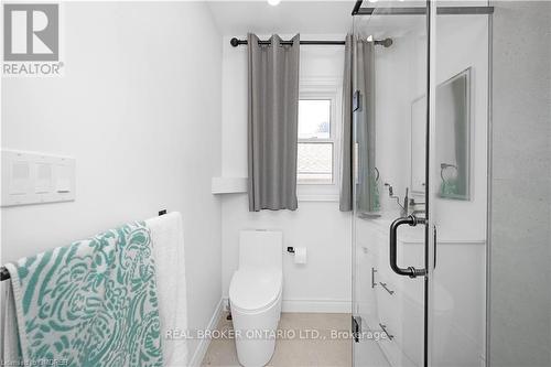 6024 Dixon Street, Niagara Falls, ON - Indoor Photo Showing Bathroom