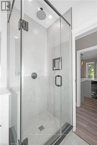 6024 Dixon Street, Niagara Falls, ON - Indoor Photo Showing Bathroom