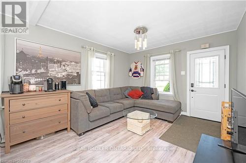 6024 Dixon Street, Niagara Falls, ON - Indoor Photo Showing Living Room