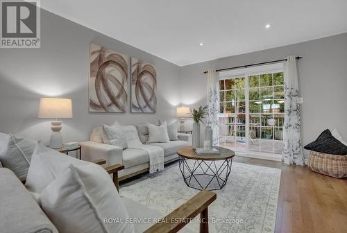 92 Laurent Boulevard, Kawartha Lakes (Lindsay), ON - Indoor Photo Showing Living Room