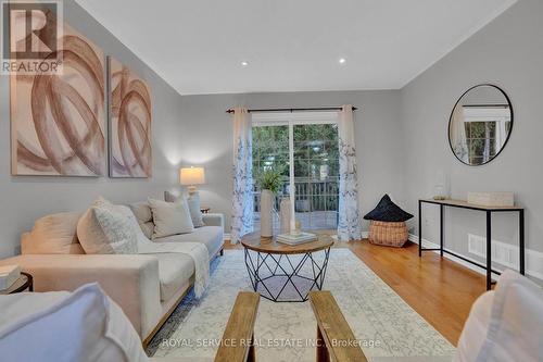 92 Laurent Boulevard, Kawartha Lakes (Lindsay), ON - Indoor Photo Showing Living Room