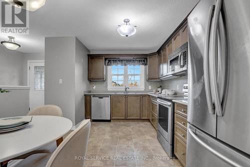 92 Laurent Boulevard, Kawartha Lakes (Lindsay), ON - Indoor Photo Showing Kitchen