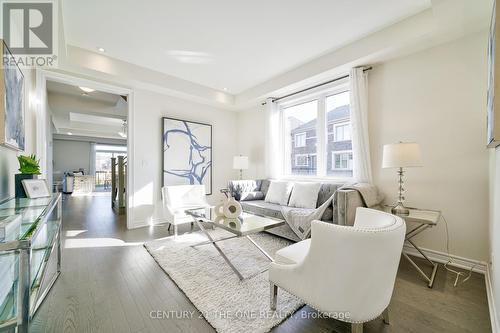 6 Stubbs Lane, Aurora, ON - Indoor Photo Showing Living Room