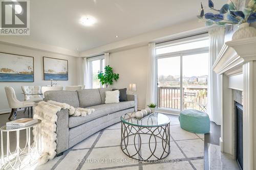 6 Stubbs Lane, Aurora, ON - Indoor Photo Showing Living Room