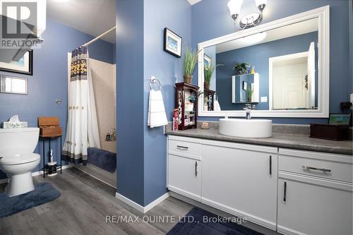 54 North Murray Street, Quinte West, ON - Indoor Photo Showing Bathroom