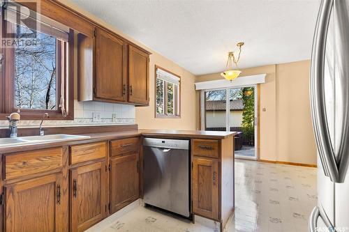 66 Houston Road, Regina, SK - Indoor Photo Showing Kitchen With Double Sink