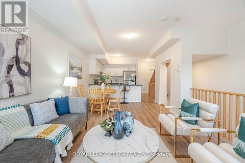 199 Royal Northern Path, Oshawa, ON - Indoor Photo Showing Living Room