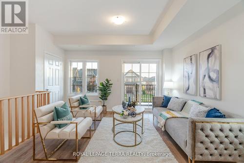 199 Royal Northern Path, Oshawa, ON - Indoor Photo Showing Living Room