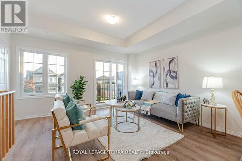 199 Royal Northern Path, Oshawa, ON - Indoor Photo Showing Living Room