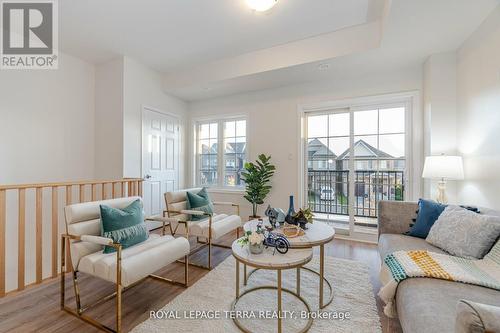 199 Royal Northern Path, Oshawa, ON - Indoor Photo Showing Living Room