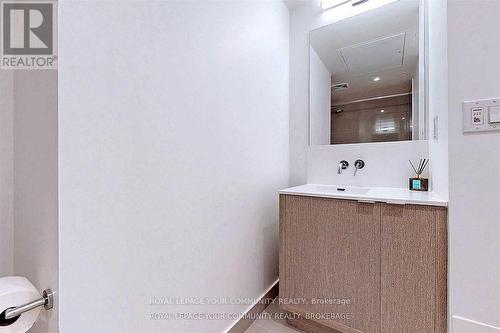 2407 - 100 Harbour Street, Toronto, ON -  Photo Showing Bathroom