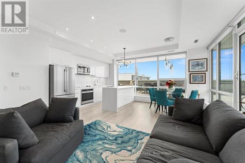 1001 - 4800 Highway 7, Vaughan, ON - Indoor Photo Showing Living Room