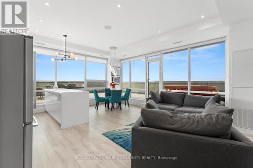 1001 - 4800 Highway 7, Vaughan, ON - Indoor Photo Showing Living Room