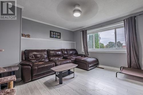 10-12 Manitou Crescent E, Loyalist (Amherstview), ON - Indoor Photo Showing Living Room