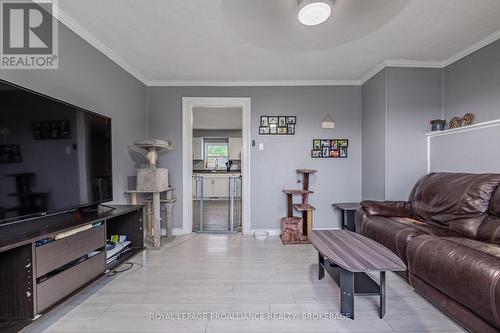 10-12 Manitou Crescent E, Loyalist (Amherstview), ON - Indoor Photo Showing Living Room