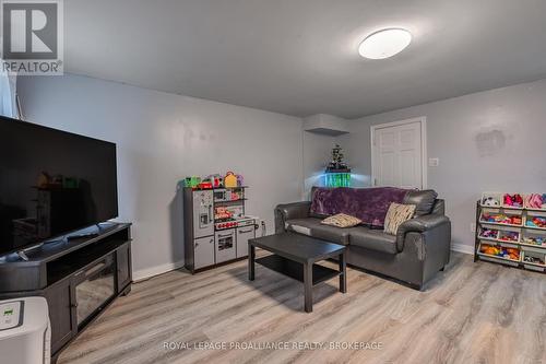 10-12 Manitou Crescent E, Loyalist (Amherstview), ON - Indoor Photo Showing Living Room