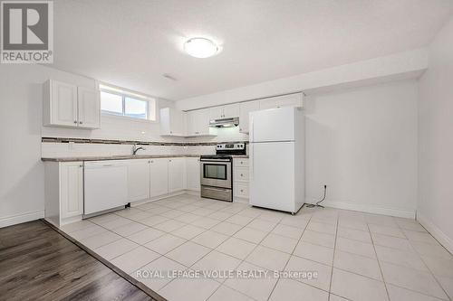 B - 286 Carriage Way, Waterloo, ON - Indoor Photo Showing Kitchen