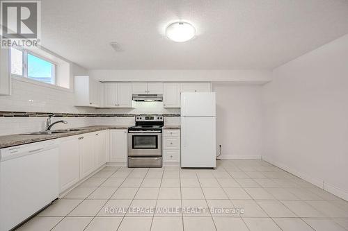 B - 286 Carriage Way, Waterloo, ON - Indoor Photo Showing Kitchen