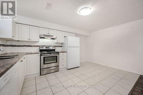 B - 286 Carriage Way, Waterloo, ON - Indoor Photo Showing Kitchen