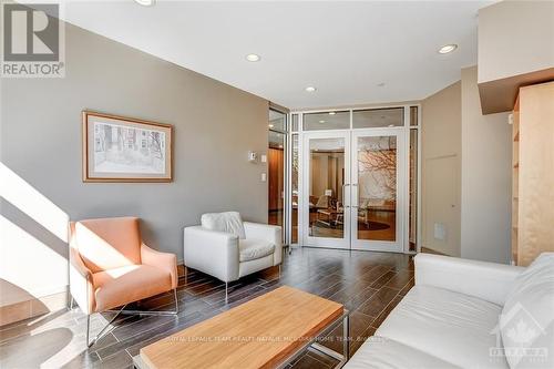 210 - 131 Holland Avenue, Ottawa, ON - Indoor Photo Showing Living Room