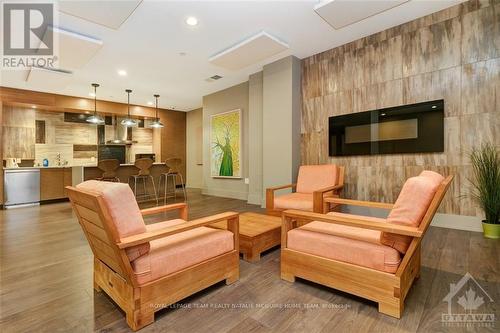 210 - 131 Holland Avenue, Ottawa, ON - Indoor Photo Showing Living Room