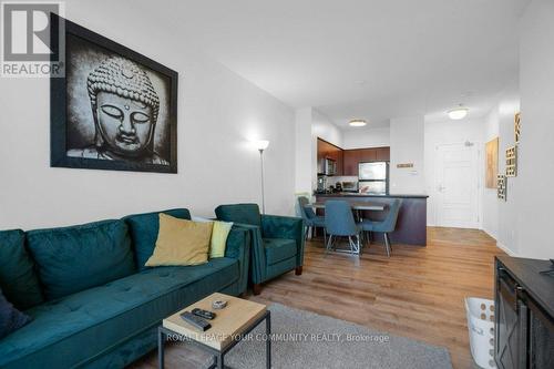 Ph07 - 310 Red Maple Road, Richmond Hill, ON - Indoor Photo Showing Living Room