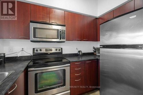 Ph07 - 310 Red Maple Road, Richmond Hill, ON - Indoor Photo Showing Kitchen