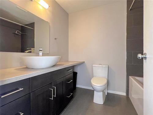 7 3350 Mcdonald Avenue, Brandon, MB - Indoor Photo Showing Bathroom