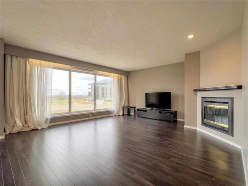 7 3350 Mcdonald Avenue, Brandon, MB - Indoor Photo Showing Living Room With Fireplace