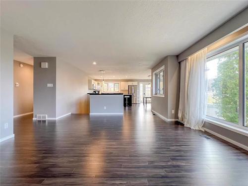 7 3350 Mcdonald Avenue, Brandon, MB - Indoor Photo Showing Living Room