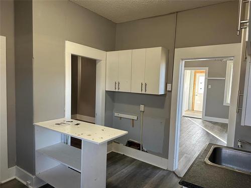 521 Southern Avenue, Brandon, MB - Indoor Photo Showing Kitchen