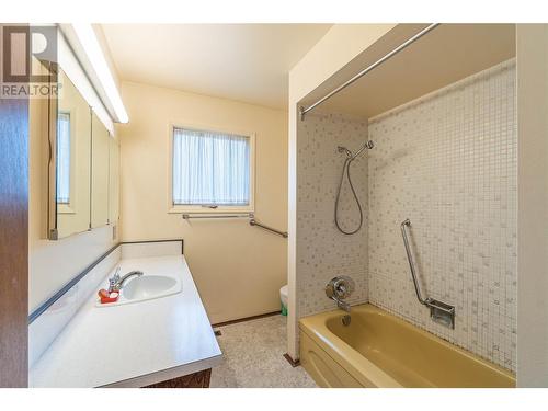 1009 Desmond Street, Kamloops, BC - Indoor Photo Showing Bathroom