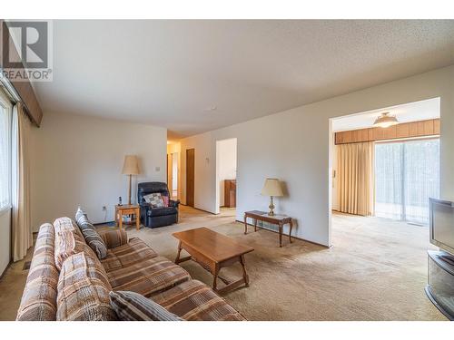 1009 Desmond Street, Kamloops, BC - Indoor Photo Showing Living Room