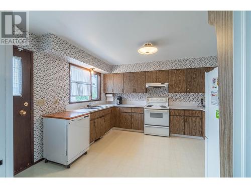 1009 Desmond Street, Kamloops, BC - Indoor Photo Showing Kitchen With Double Sink