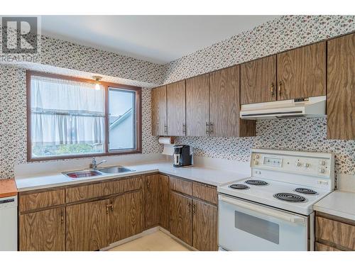 1009 Desmond Street, Kamloops, BC - Indoor Photo Showing Kitchen With Double Sink