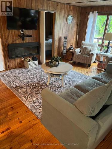 1300 Grants Creek Road, Tay Valley (904 - Bathurst/Burgess & Sherbrooke (North Burgess) Twp), ON - Indoor Photo Showing Living Room