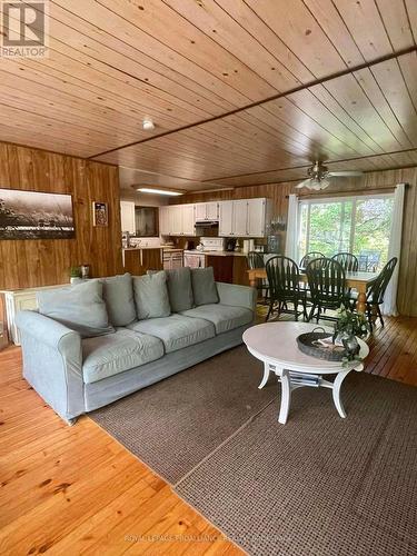 1300 Grants Creek Road, Tay Valley (904 - Bathurst/Burgess & Sherbrooke (North Burgess) Twp), ON - Indoor Photo Showing Living Room