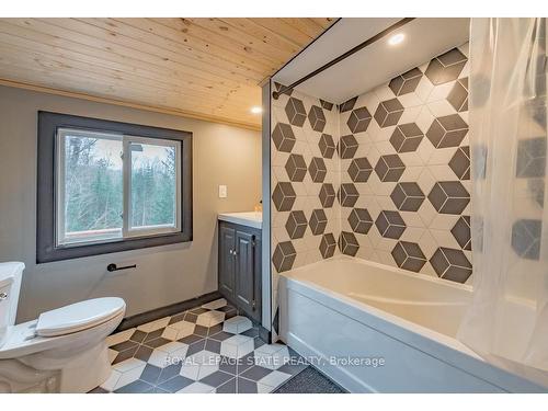 106 Boundary Lane, Galway-Cavendish And Harvey, ON - Indoor Photo Showing Bathroom