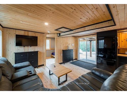 106 Boundary Lane, Galway-Cavendish And Harvey, ON - Indoor Photo Showing Living Room