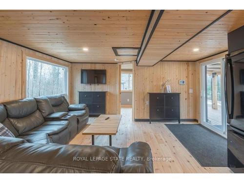 106 Boundary Lane, Galway-Cavendish And Harvey, ON - Indoor Photo Showing Living Room