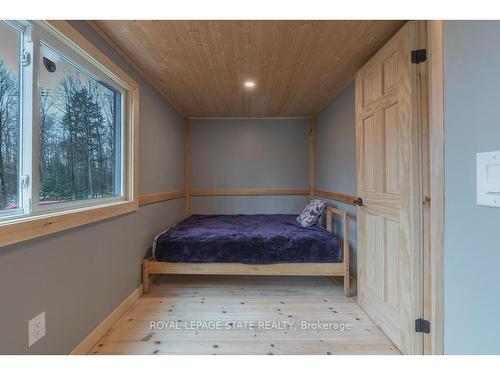 106 Boundary Lane, Galway-Cavendish And Harvey, ON - Indoor Photo Showing Bedroom