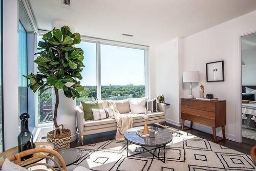 2109-18 Erskine Ave, Toronto, ON - Indoor Photo Showing Living Room