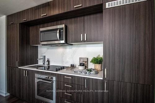 2109-18 Erskine Ave, Toronto, ON - Indoor Photo Showing Kitchen With Double Sink With Upgraded Kitchen