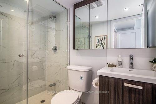 2109-18 Erskine Ave, Toronto, ON - Indoor Photo Showing Bathroom