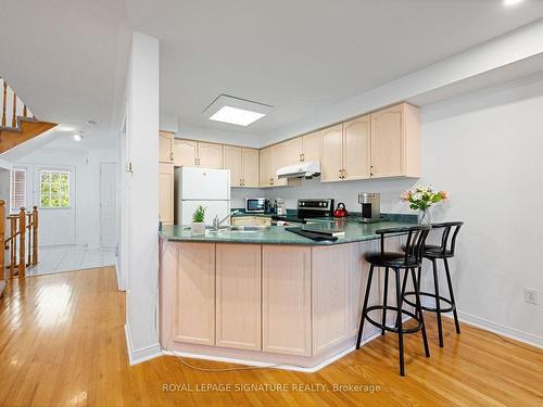 453 Stonetree Crt, Mississauga, ON - Indoor Photo Showing Kitchen