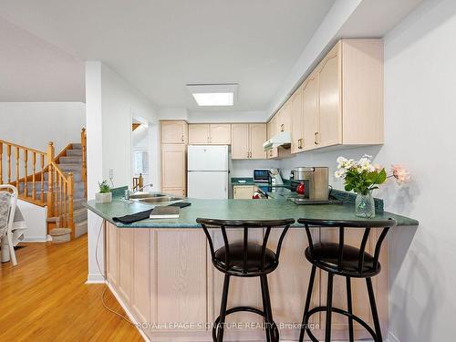 453 Stonetree Crt, Mississauga, ON - Indoor Photo Showing Kitchen