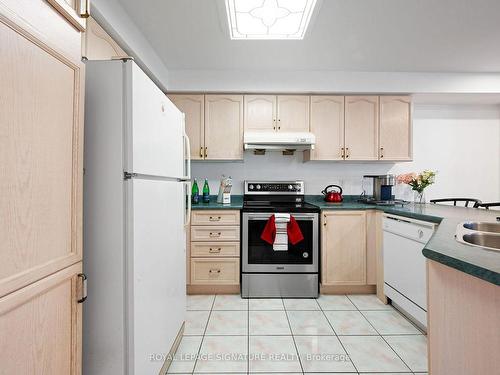 453 Stonetree Crt, Mississauga, ON - Indoor Photo Showing Kitchen With Double Sink