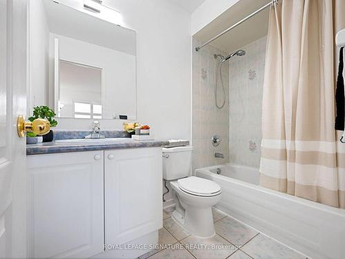 453 Stonetree Crt, Mississauga, ON - Indoor Photo Showing Bathroom