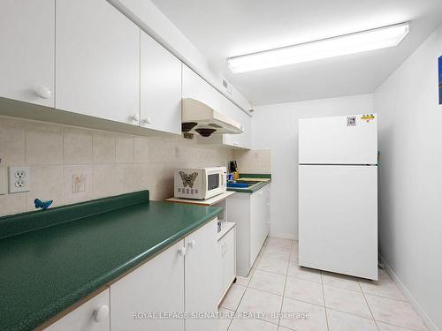 453 Stonetree Crt, Mississauga, ON - Indoor Photo Showing Kitchen