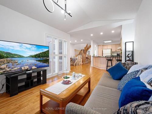 453 Stonetree Crt, Mississauga, ON - Indoor Photo Showing Living Room